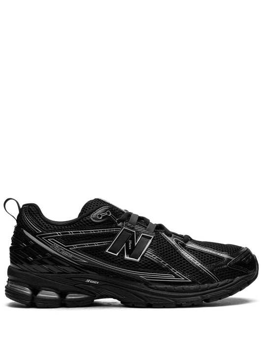 NEW BALANCE – 2002R Triple Black